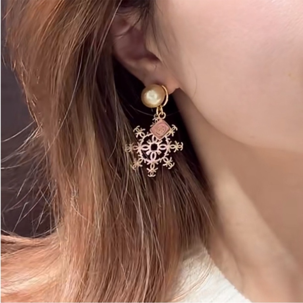 Chanel Beauty Snowflake Charm - Picture 9 of 10